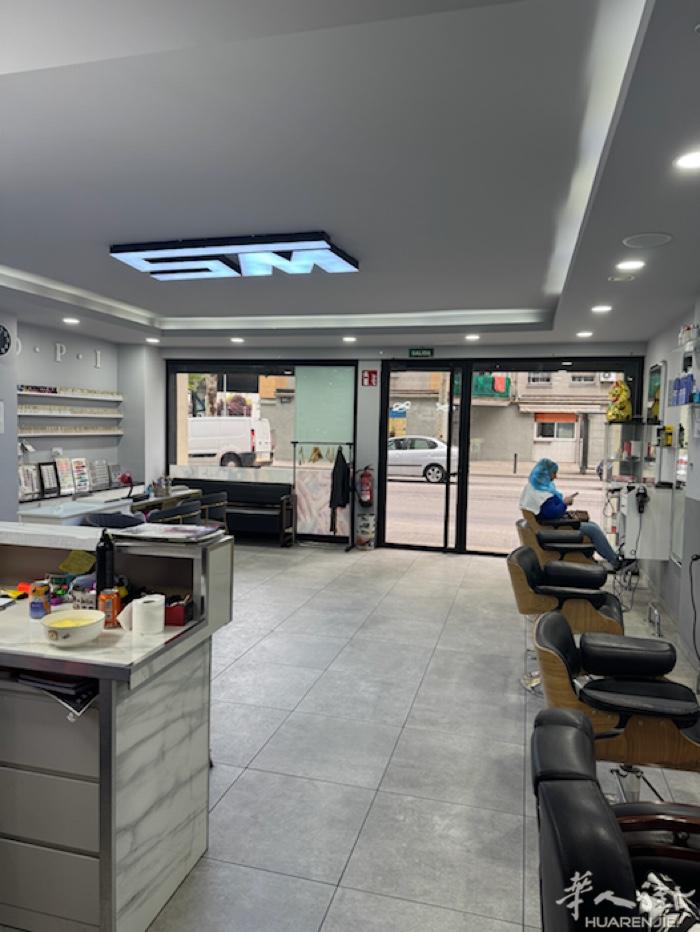 badalona仓库区美甲+理发店转让，360平，上下两层，楼上可以当住家，10