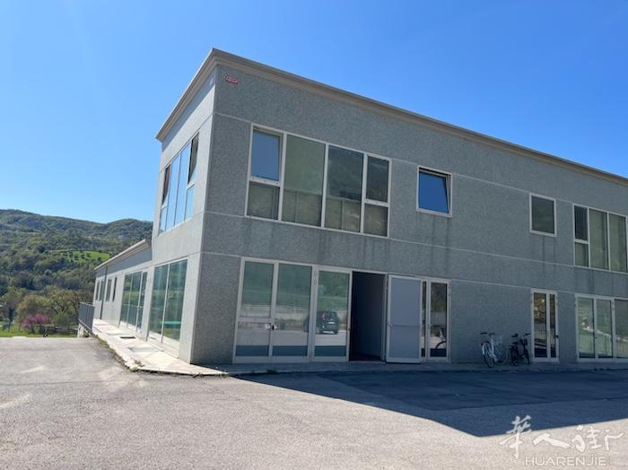 Fano工厂转让 住家楼上楼下环境可以 灯管都有齐全的 消费🧯也都有 若需要附