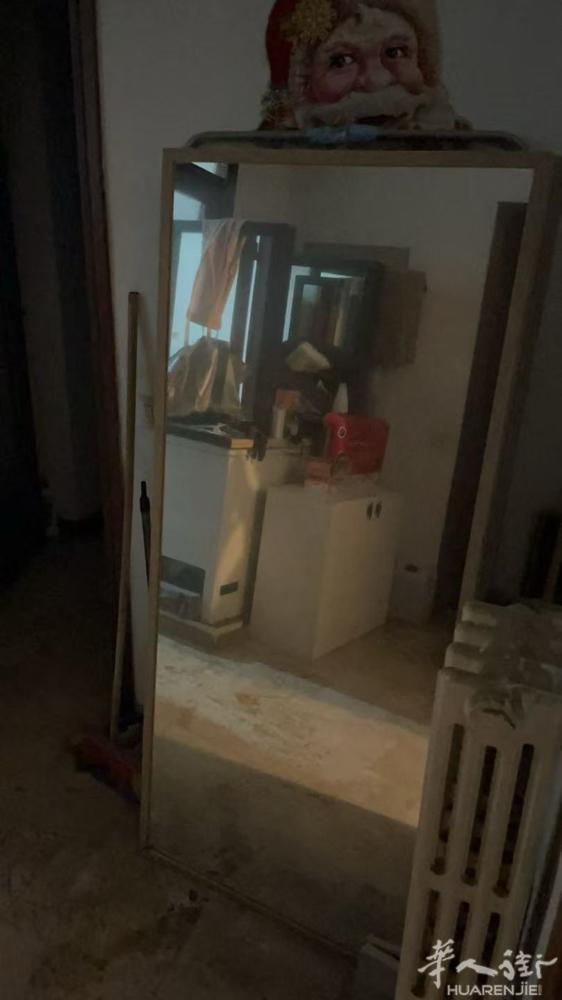 本人出售5个理发镜子和一个beko7kg的洗衣机和一个沙发打开是一张床 有兴趣者