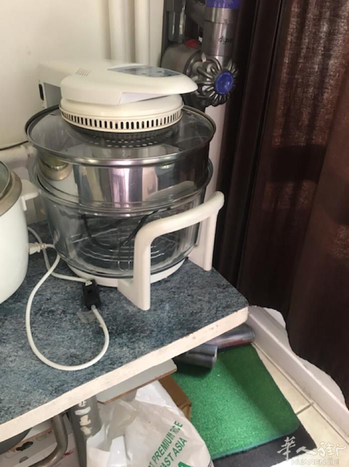 玻璃烤箱€20热水壶€5大锅€5燙斗€10凉衣服大€20小€10床垫1，4€50