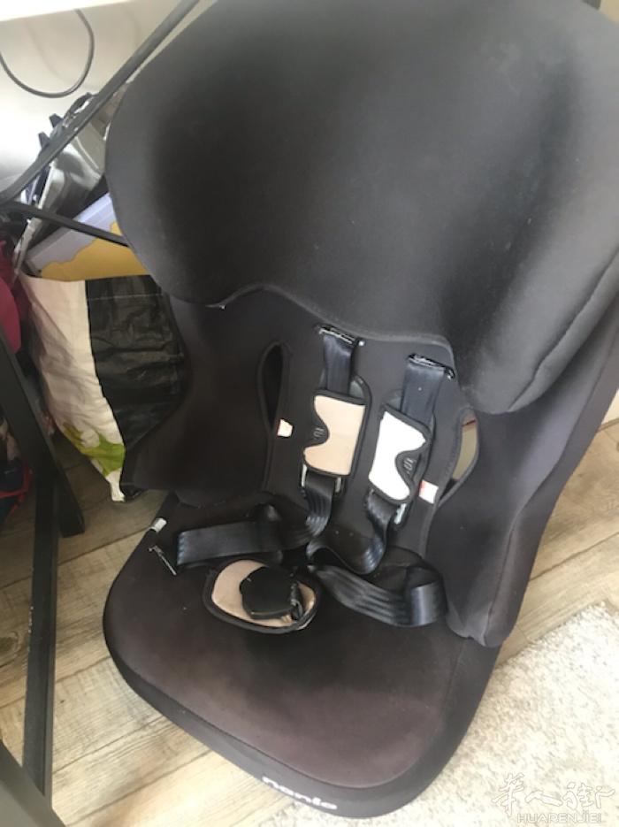 汽车座椅€10推车€5雨棚€5滑板€10滑板车大€20中€15小€10箱孩床和床