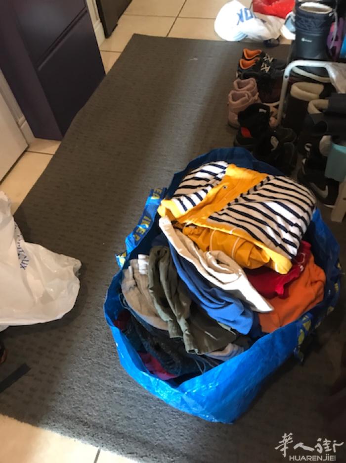小孩衣服2到3岁男女全部€20游泳衣服€10游泳气€5宝宝躺€5
