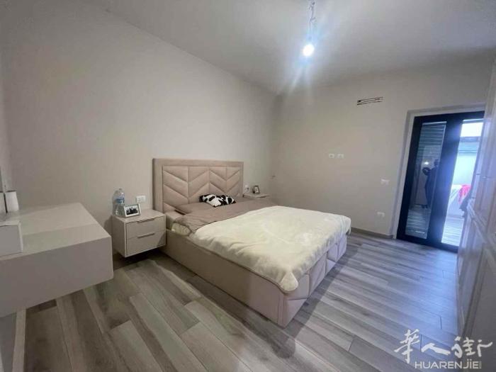 出租poggio caiano 落地房两房一厅一厨房 全新装修 带家具 微信联系