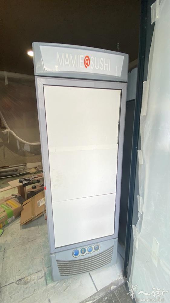 出售2手立式冷冻冰箱一台，150欧元