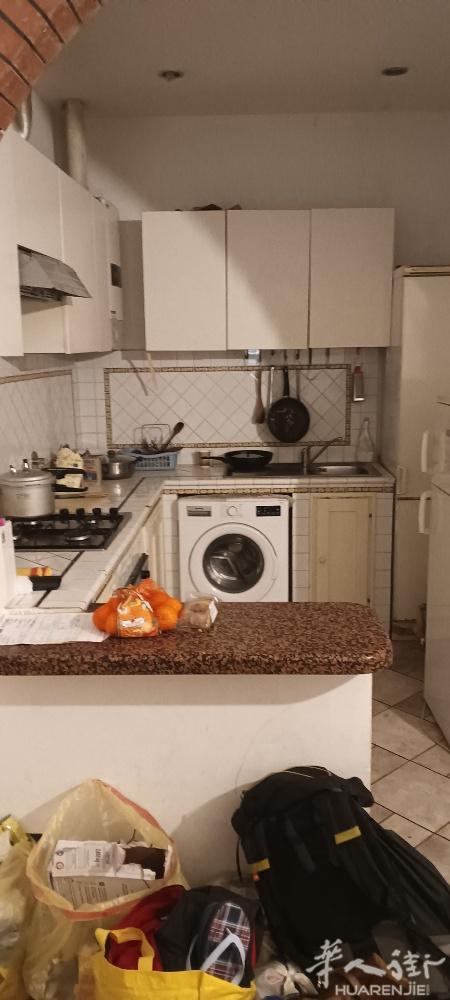 白石头边住家转让，2个房间带家具，一个大厅，一个厨房，一个厕所，在一楼允许4个人