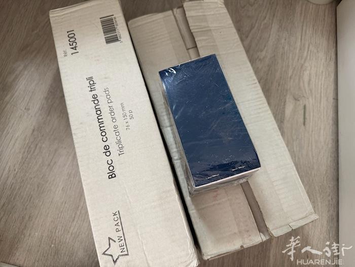 100 个订单簿LX，配有 3 张书写纸，非常适合餐饮。   全新，从未使用过，