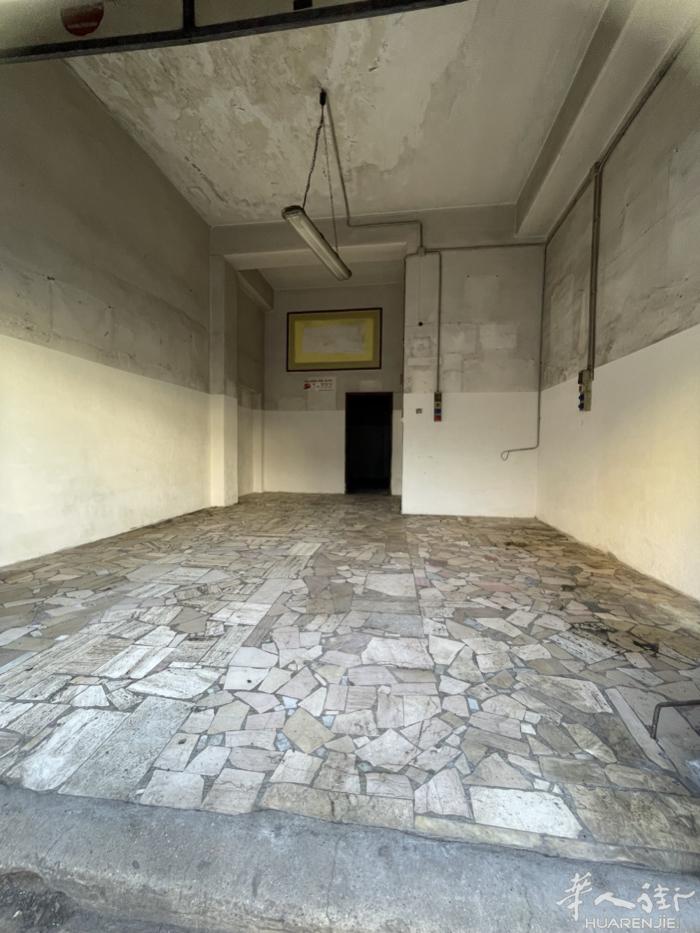 Cosenza，Calabria 出售宽敞明亮的商铺/工作室  私人电话☎️：3