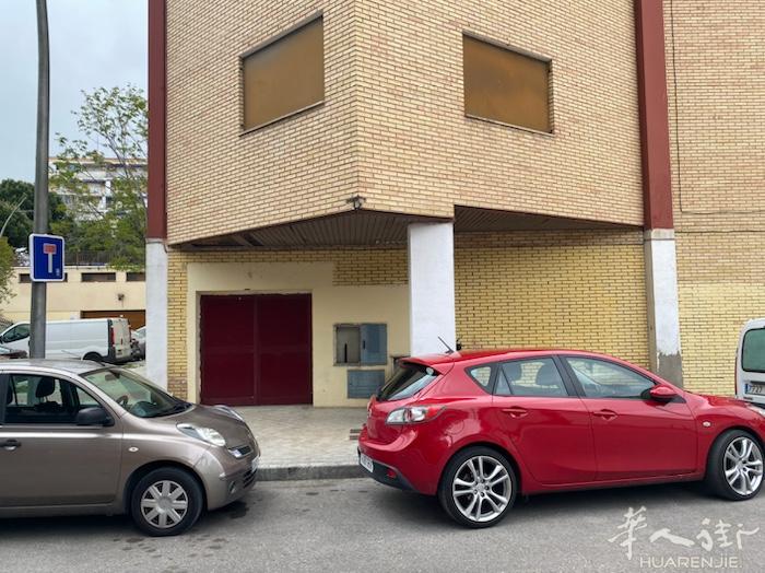 Móstoles 菜市场 店面位于Móstoles 市中心，近火车站。400平米