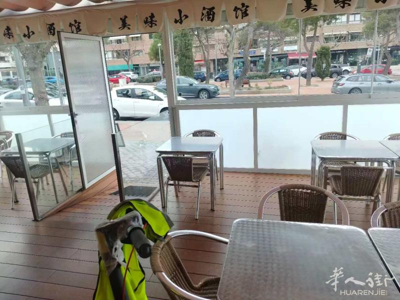 餐馆桌子椅子出售只要你看上了，价格你来定吧，电话号