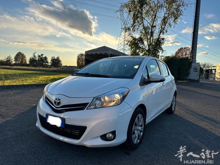 出售一辆二手丰田 Yaris 12万km  2012年的 汽油 手动挡 新手也可