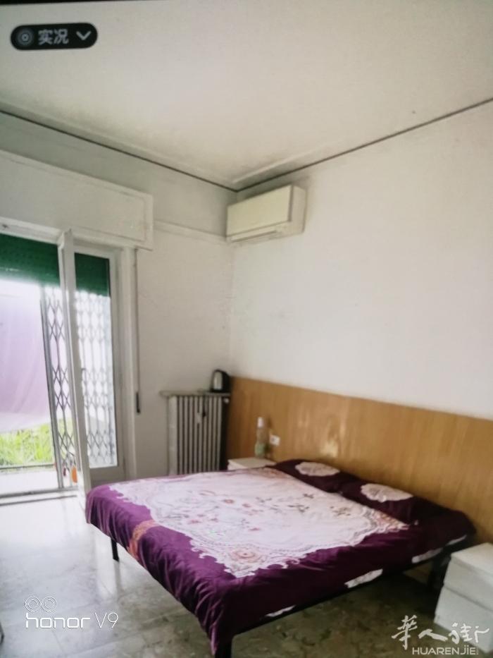 香满楼对面有夫妻房，独立房间，散铺临时搭铺，各价位都有，欢迎光临。