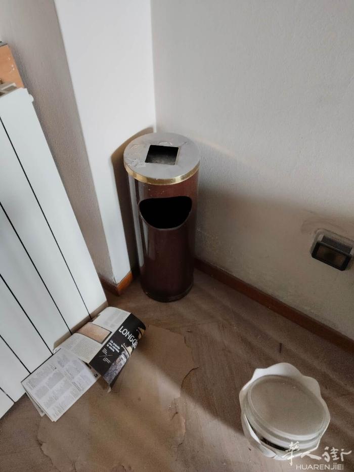 出二手床架、杯碗、桌子茶几等杂物。自提。价格低廉。
