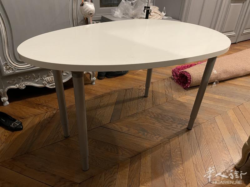 椭圆形书桌 120c m X70 cm 高度可调节。 可拆。30欧自取