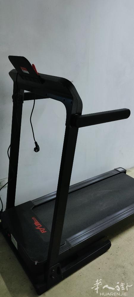 去年买的跑步机因为搬家地方小放不下所以便宜卖掉了，现200欧出售，先到先得！