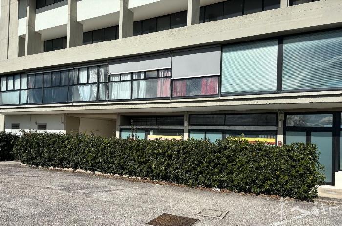 在fano 出售距离大海仅几步之遥的商业场所，面积 110 平方米，非常适合各种