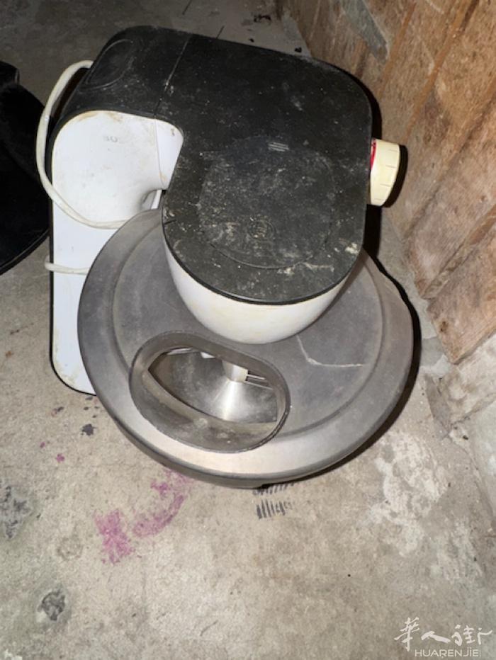 出揉面机，烘干机，风扇，韩式烤肉炉，等餐馆用品，有意者来电0652872626