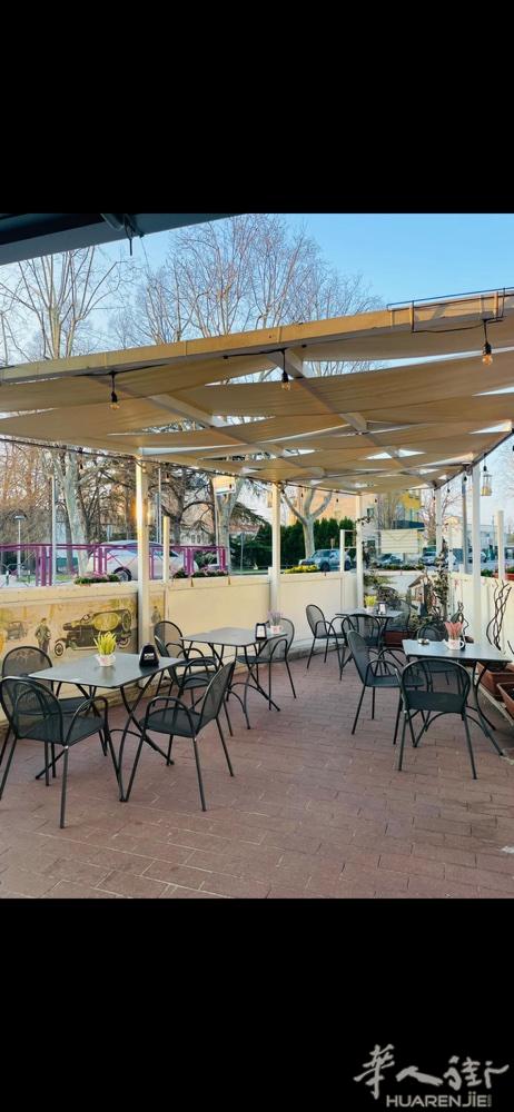 padova via manzoni 74 有一个pizza店带酒吧和小厨房。由