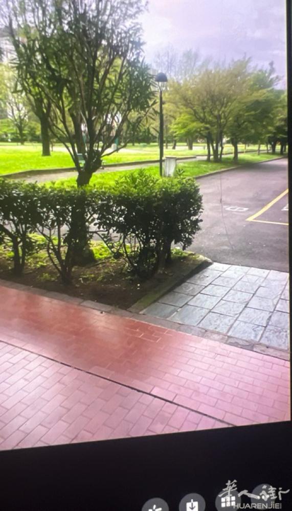 在紫色地铁口，一个房间出租，环境幽雅舒适，空气清新公园边上，有需要的联系我339