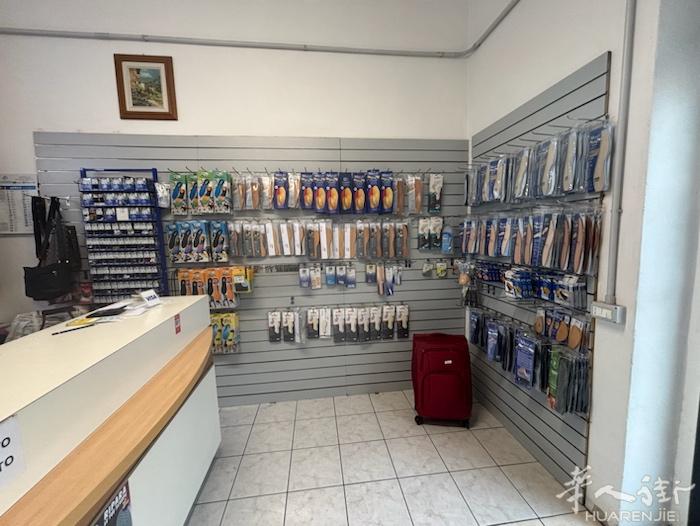 这个店铺转让，店主vincenzo只会说意大利语 有兴趣可以自己打电话咨询 连设