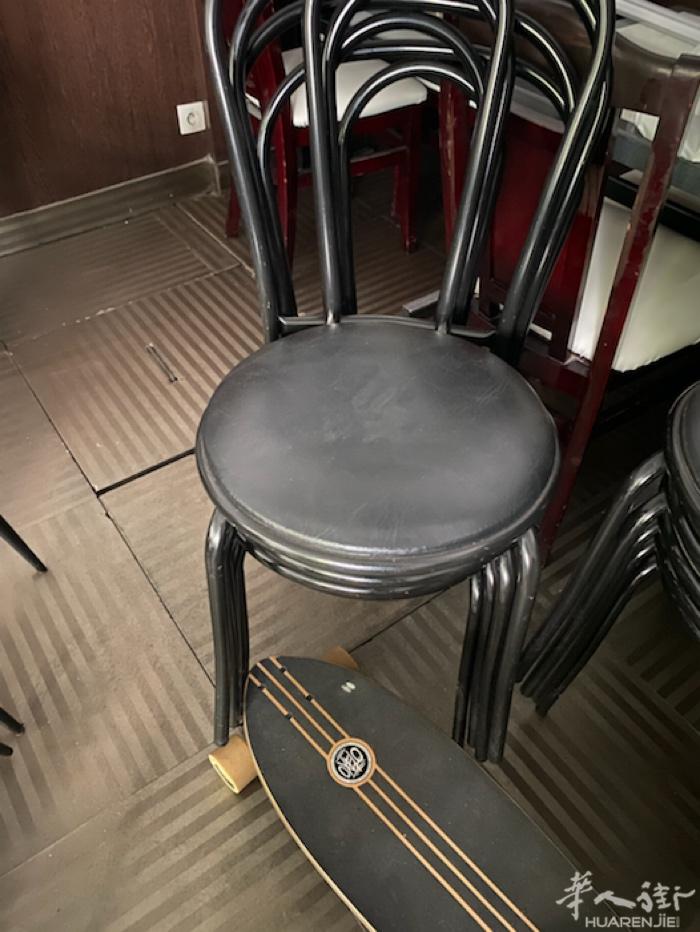 出售闲置餐馆椅子。 状况不错 感兴趣的朋友欢迎来电询问。 价格5到10欧吧。 0