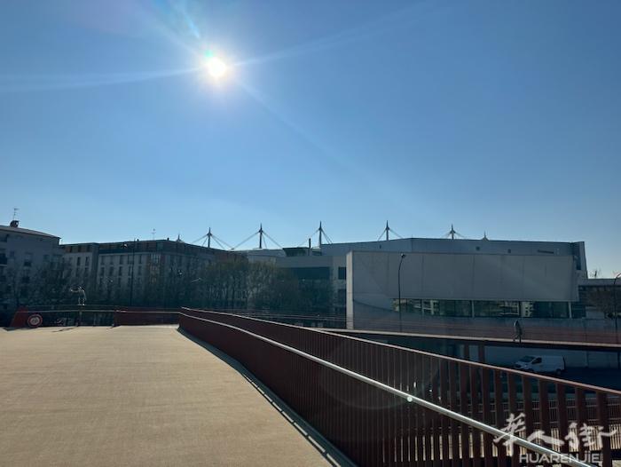 93省la plane stade de France.  法国国家体育场对面，
