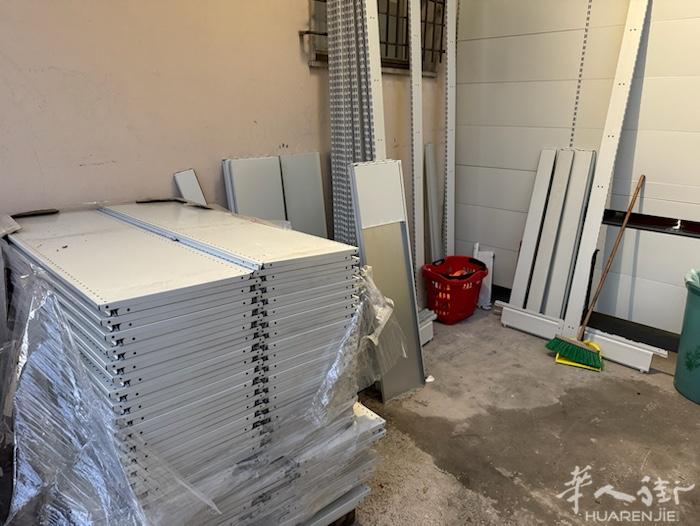 出售多余的Intrac 老外货架。Pescara 地区，差不多50来平方，缺背板