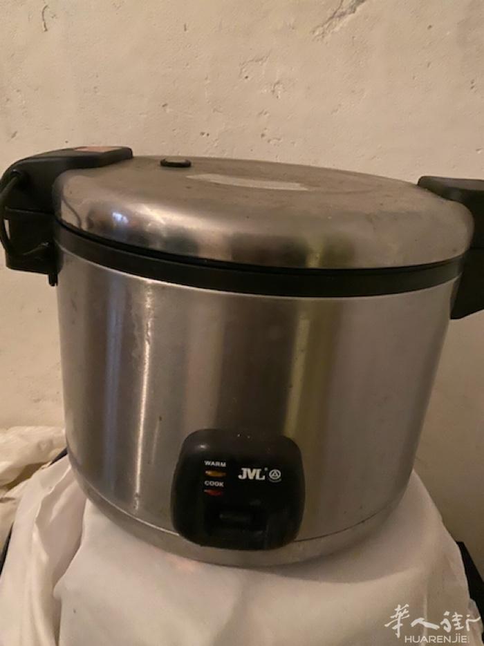 二手九成新大型电饭锅半价卖bologna和midena附近