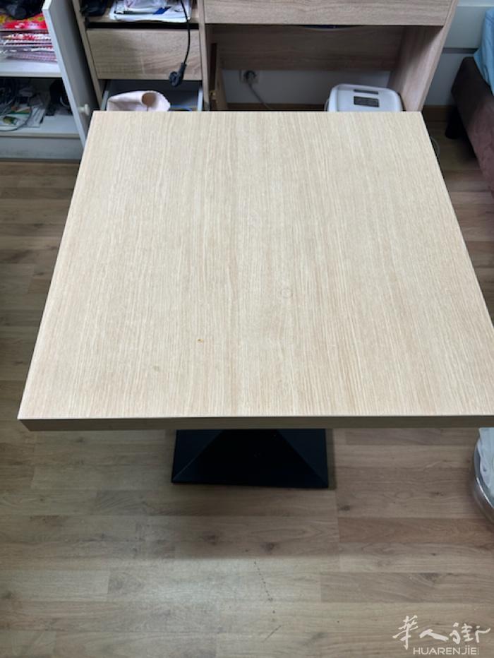 一张餐桌70X70桌面8成新价格30欧联系电话0770150633