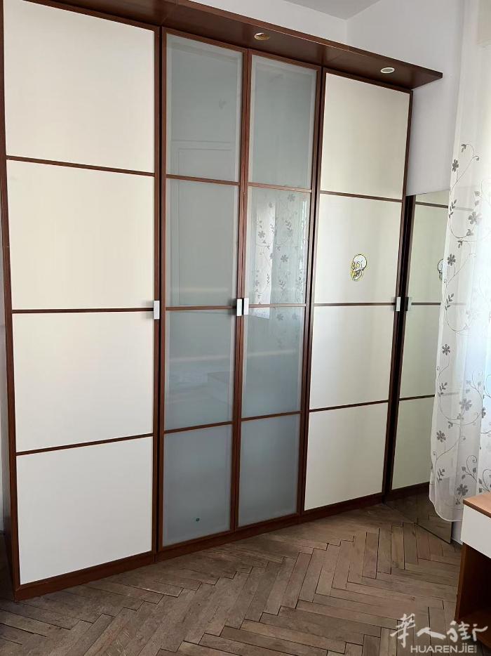 Padova距离火车站后面走路10钟，有大房间出搭。人少交通很方便，一个房间里两