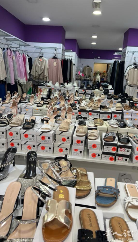 valence市中心一家服装店外兑总面积700平方米营业面积500平方米，