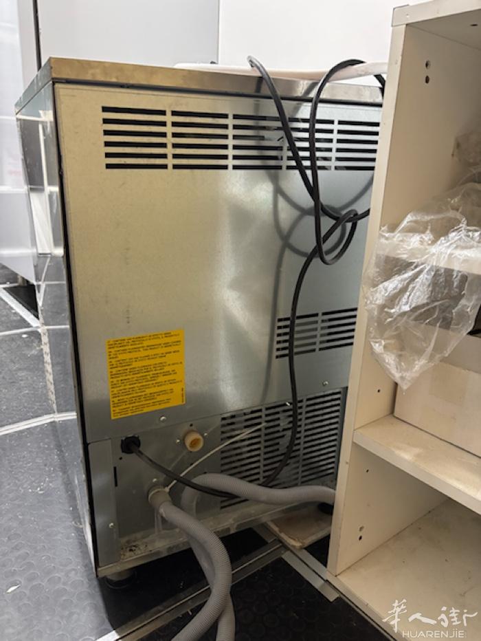 米兰市中心有一台细冰机出售，要自己冲gas 价格优惠卖掉先到先得