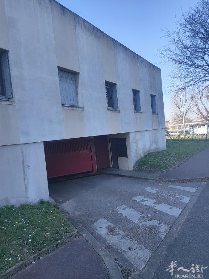 地铁8号线Créteil préfecture 有一个室内停车位出租.