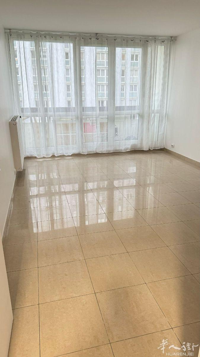 93区高楼2房一厅，详细地址：（93300 Aubervilliers 6 Rue des Cités ）66平方，刚全新装修过，阳光空气好，有阳台，是居住舒适的好楼房。有意者联系电话：06 51 97 24 28