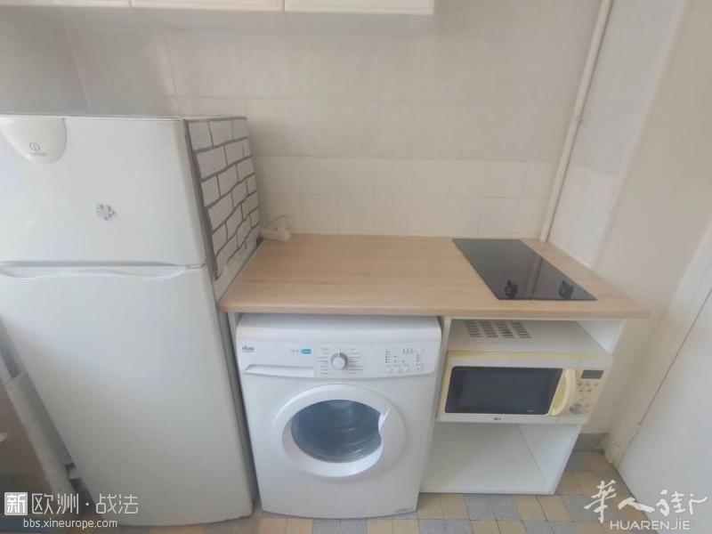 鲁昂交通便利靠近地铁学校周边生活便利采光良好鲁昂市中心 塞纳河右岸，三房一厅中三间分租房间分别是300欧，330， 280 一间 2005年6月1日开始起租， 也可以整套出租价格为 900 欧一个月距离市政府步行5分钟,PREFECTURE 5分钟，步行2分钟就到商业街 附近有家乐福,老佛爷商场,1分钟可 ..可以申请房补 城市：76_Seine-Maritime Rouen面积：55平米户型：三室一厅朝向： 东 南来源：个人房东能源等级：A房间设施：含家具,包含水费联系人: 庞先生微信： ba