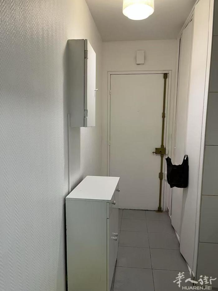 我有一套房子要出租，面积20平方米，阳台4平方米，月租750 €，也有很多中国人