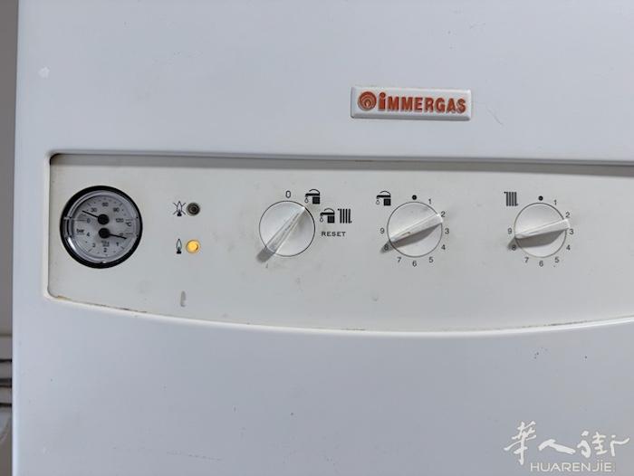 这个热水器打开后，跳黄灯 跳红灯的。就不出热水.谁懂啊，前两天都好好的