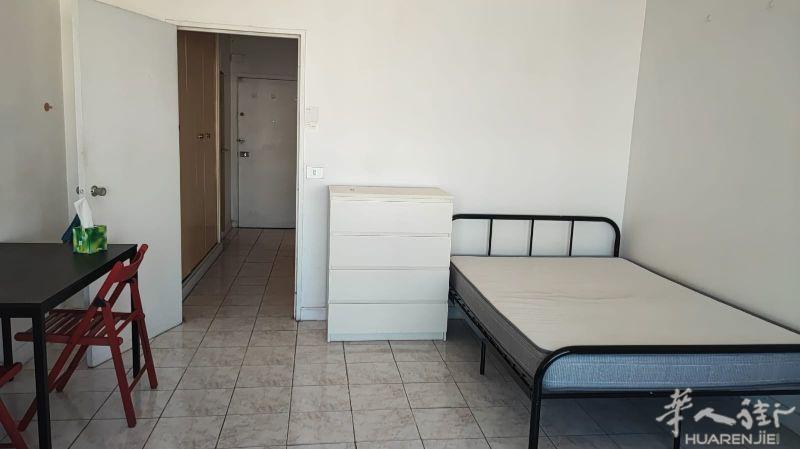 13区房东直租无中介费，正规住房合同可申请房补。房租1200€，杂费50€ 押二付一地址:121 av d'italie 75013 paris 交通便利