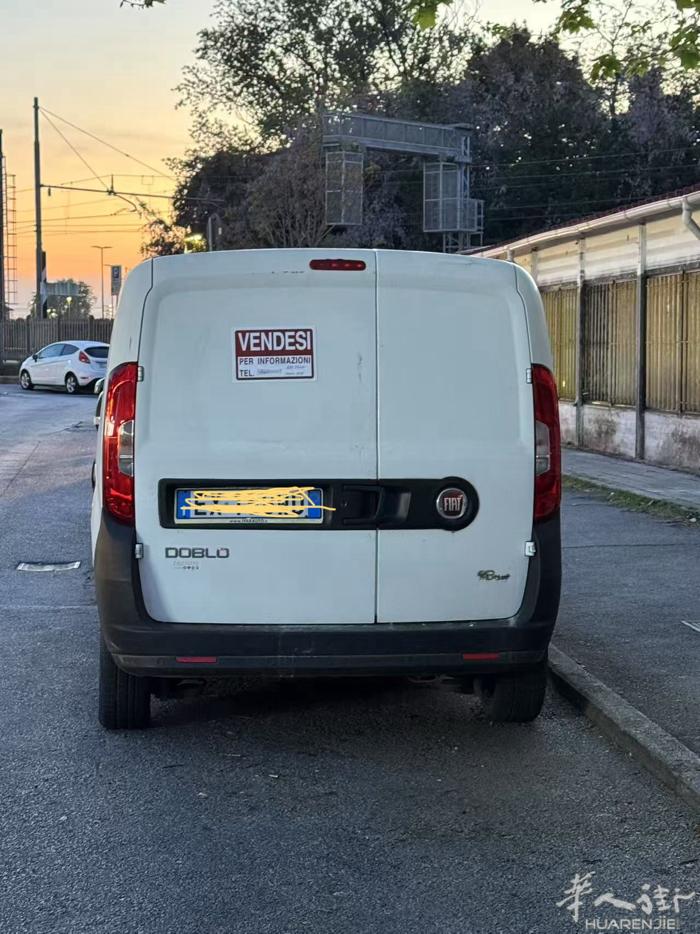 pisa城市出售fiat doblo 小货车 2015年只行驶了3万7千公里 车