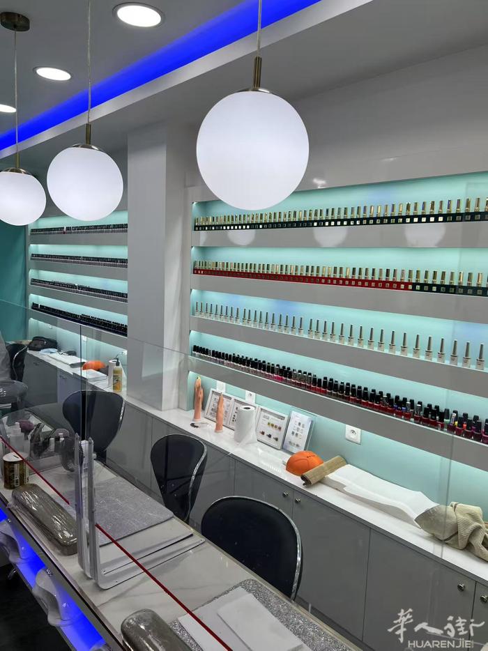 小巴黎19区繁华地段美甲店转让 ，面积约60平+12平地下室，可营各业，房租19