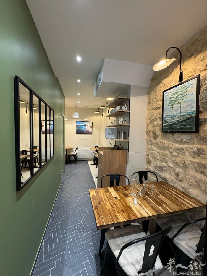 老外餐馆出售，位于巴黎13区。  店可以外卖可以堂食，装修新。楼上楼下共72平方