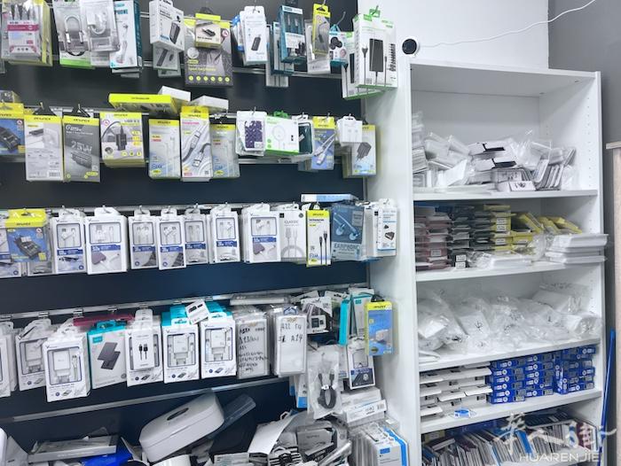 verona外郊小镇附近独家手机店出售 空店或带货都行，可空店可带货，带货点货8