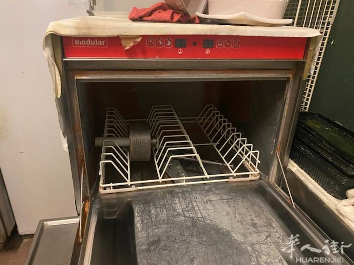 低价出售二手洗碗机，全套咖啡机和厨房各种用品。 有需要的联系3383338030