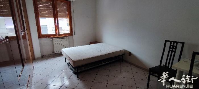 普拉托近罗马小公园，Via Ferrara，一单间分租，有热水，暖气，网络，厨房