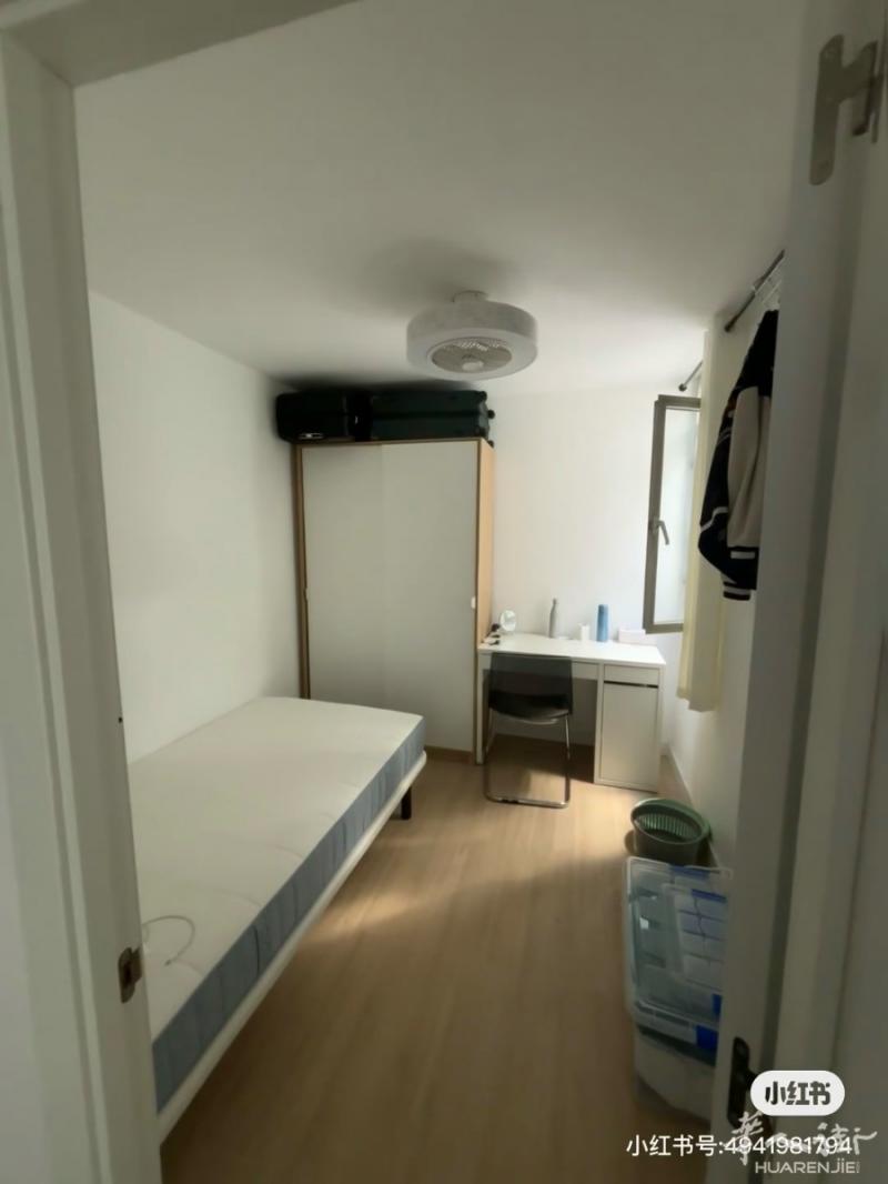 Carpetana房子出租【6号线carpetana和laguna之前三室一厅一卫朝阳整租】🏡房型：三室一厅一位 75平方米👉概况：✔二楼步梯✔三面窗户采光巨好，✔每个房间配有双人床 衣柜 桌椅，基础家具电器✔楼下环境很好 绿化多新装修不到一年🚇交通：地铁口步行7分钟，楼下有餐馆，6号线直达大学城，有地铁有小火车六月初起租微信：zjc100304