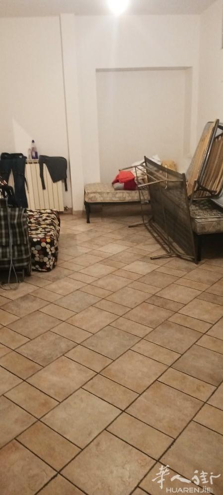 一本人住家转让二个房间，一个大厅，卫生间，厨房间，卫生干净，地下室不可以做工，住