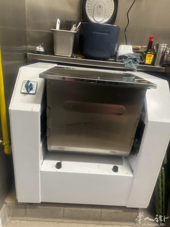 有全新的拌面机出售有意者联系电话0695272512拌面机350 €。凳和桌子一