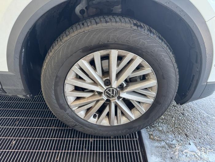 卖大众轮毂 轮胎送 还满新的 ， 米兰自提， 215/60/r16。16寸的。
