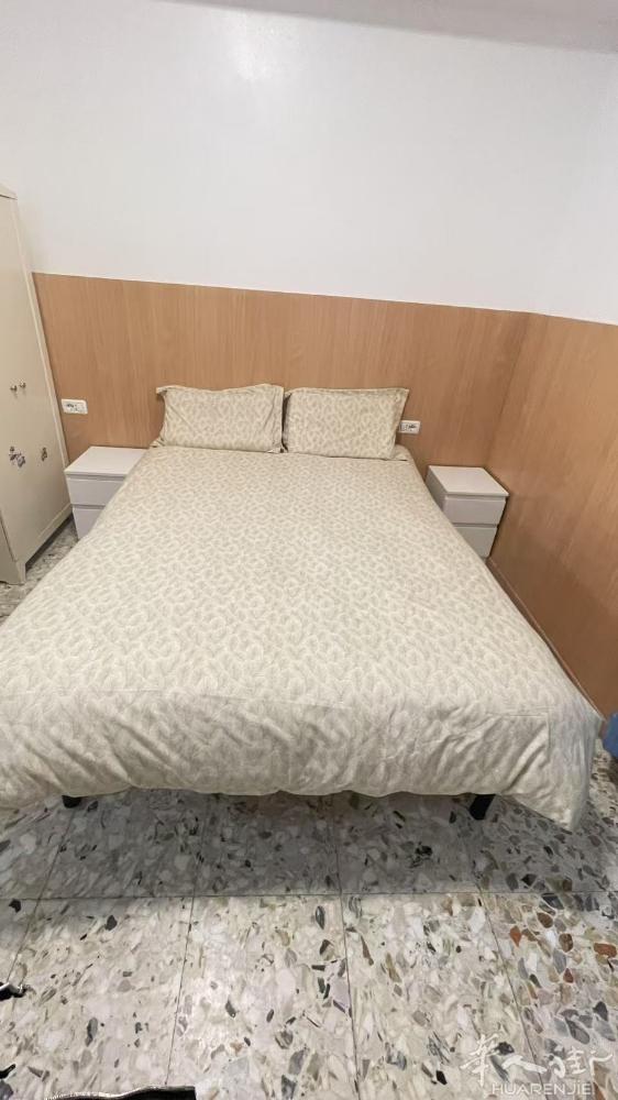 香满楼对面有夫妻房钟点房，独立房间带阳台，散铺临时搭铺，卫生干净，有网络热水，可