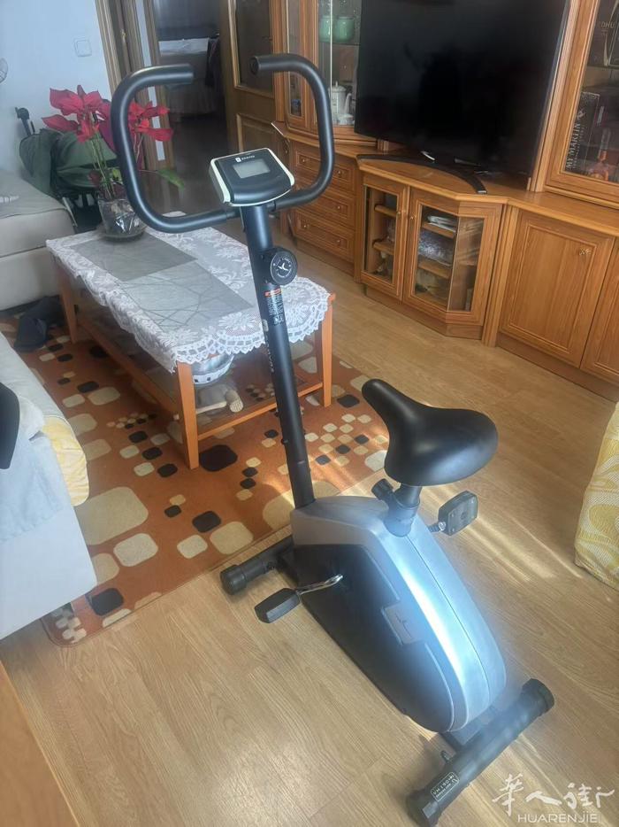 一辆九成新的固定健身自行车，买过来一直都没有用，45欧，在马德里自己来拿，有意者