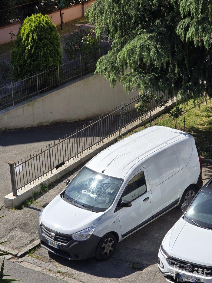 dacia 小货车，13年的，跑了24w公里，四千包过户，因为本人要去外地，所以